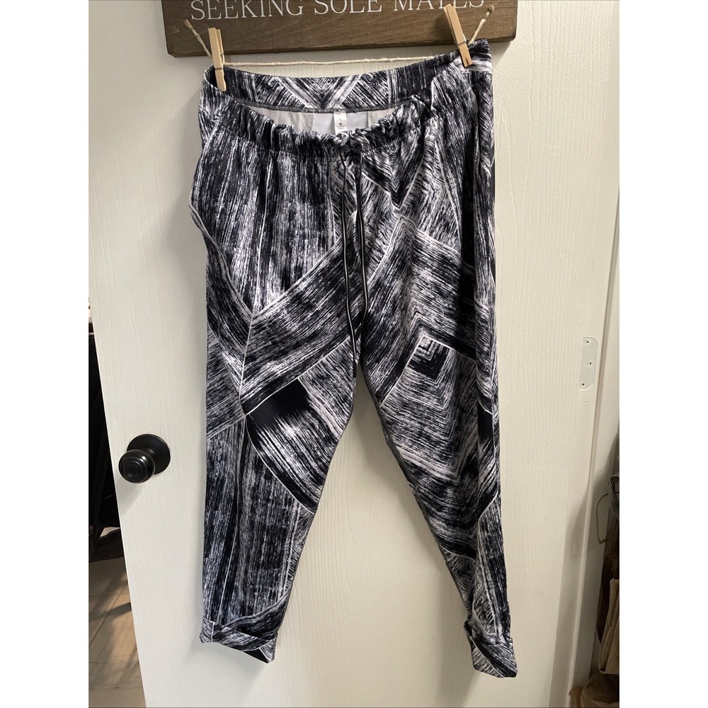 Lululemon Women's Size 8 Jet Crop Jogger Pant Activewear Black And White Pattern